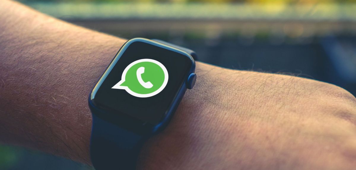 Apple Watch mit WhatsApp-Logo