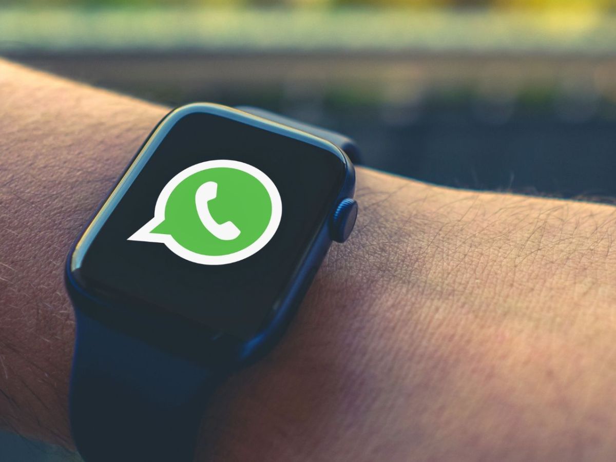 Apple Watch mit WhatsApp-Logo