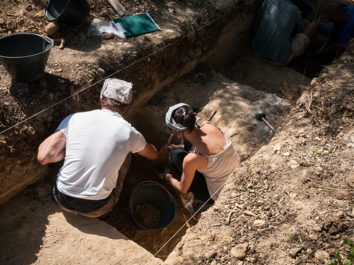 Menschen graben an einem archäologischen Fund.