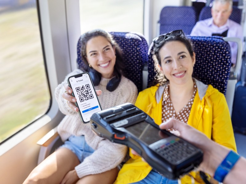 Frauen mit Bahnticket auf dem handy werden kontrolliert