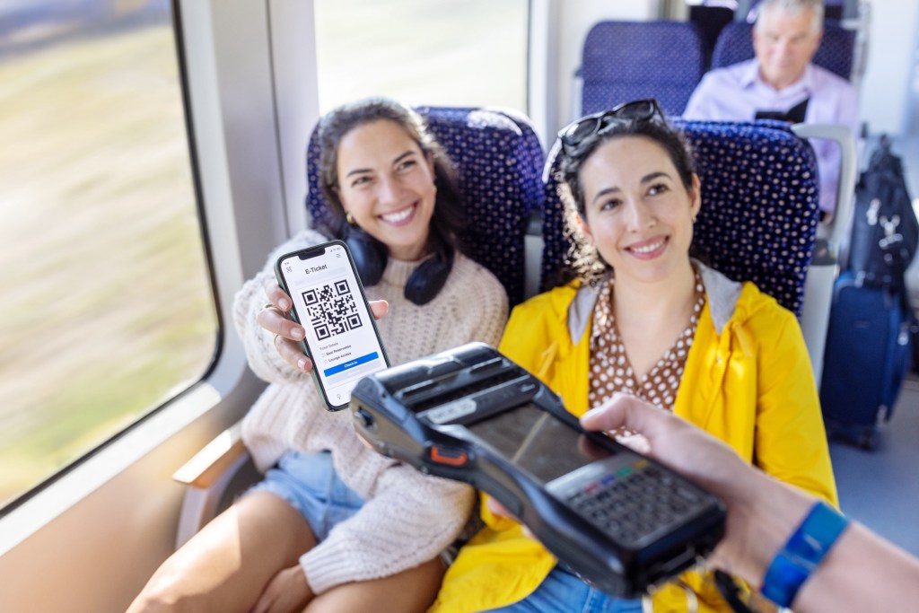 Handy beim Bahnfahren: Wer das übersieht, zahlt Strafe