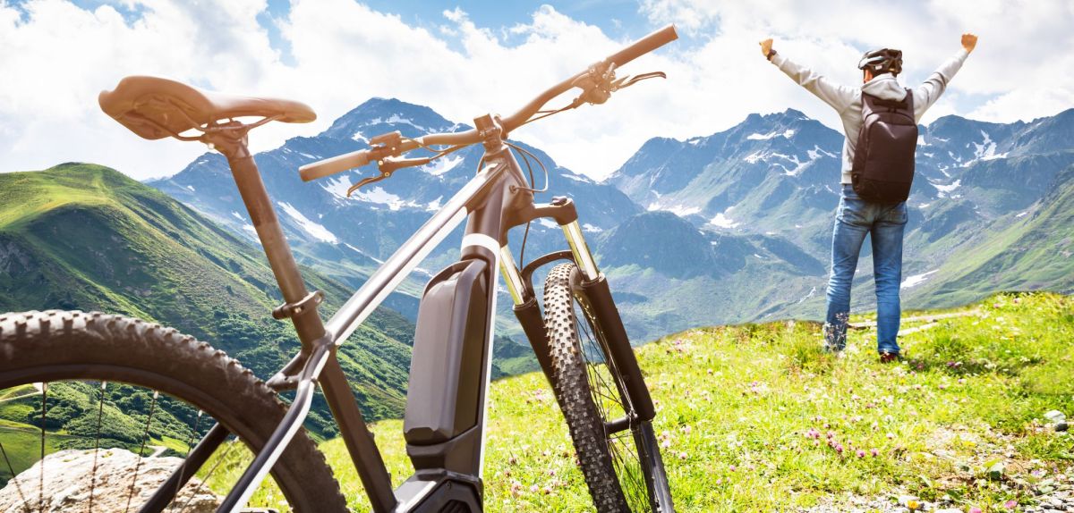 E-Bike als Mountainbike vor Hintergrund eines Gebirges.