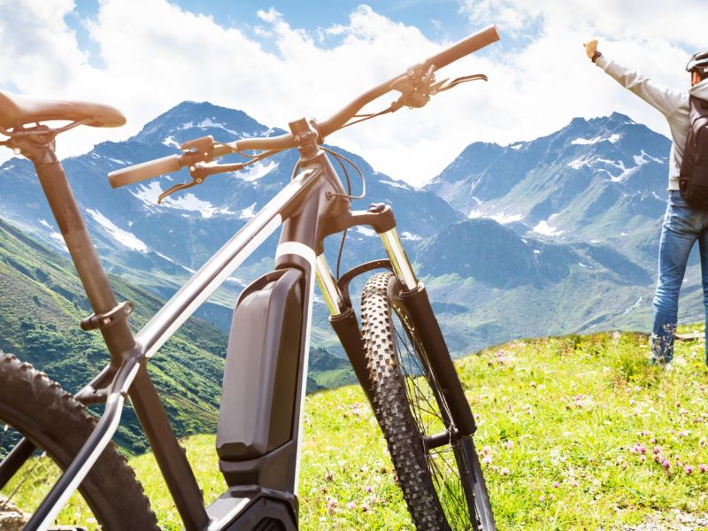 E-Bike als Mountainbike vor Hintergrund eines Gebirges.