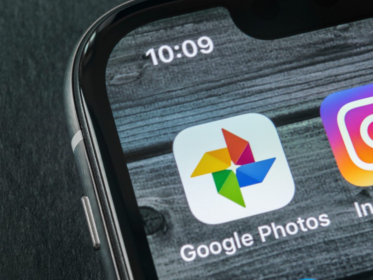 Google Fotos App auf einem Smartphone-Display