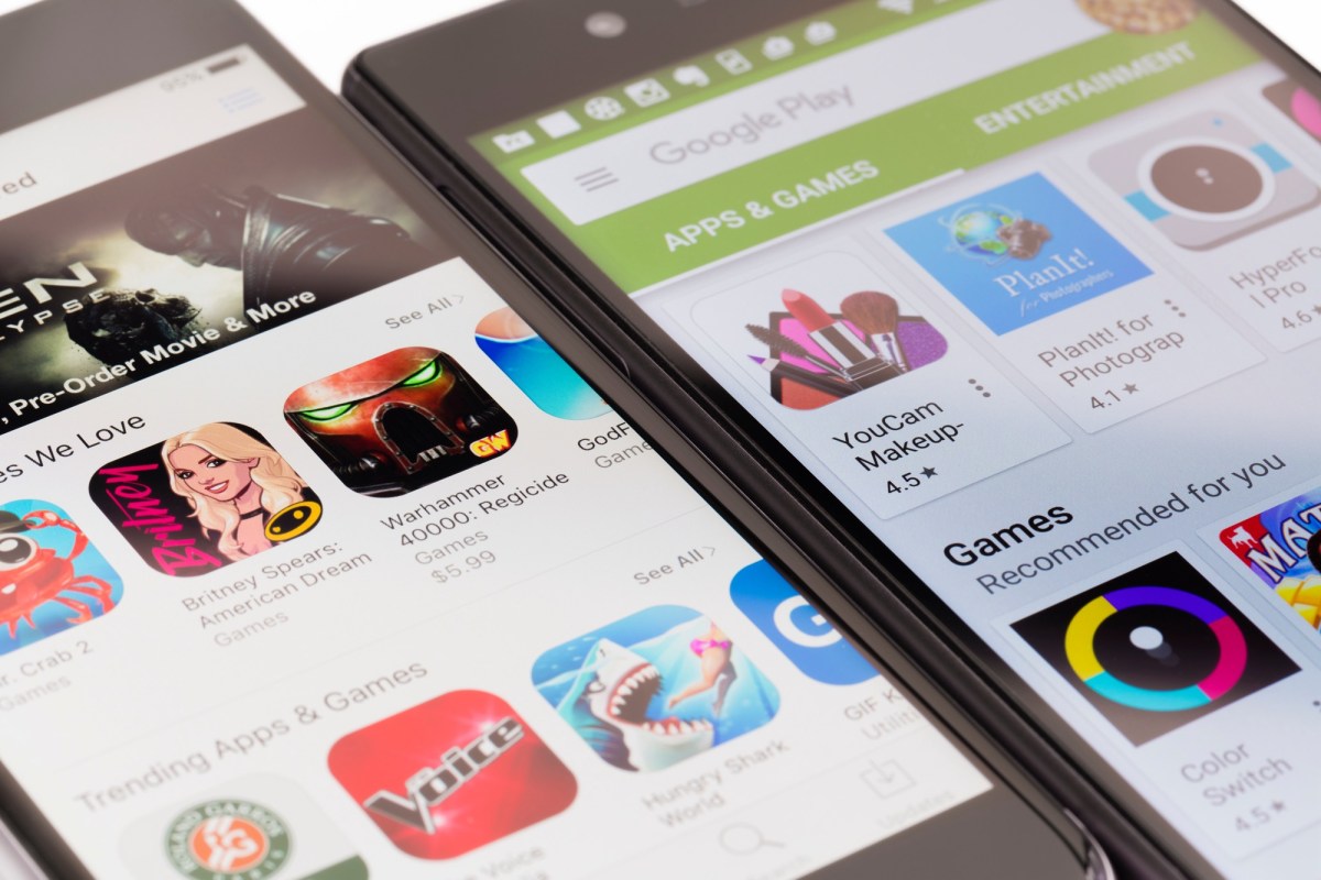 Zwei Handys zeigen Apps aus verschiedenen Apps-Stores