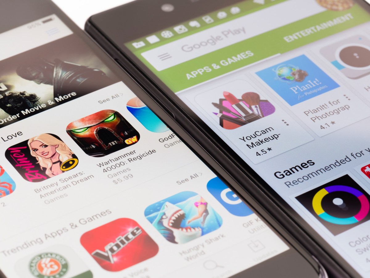 Zwei Handys zeigen Apps aus verschiedenen Apps-Stores