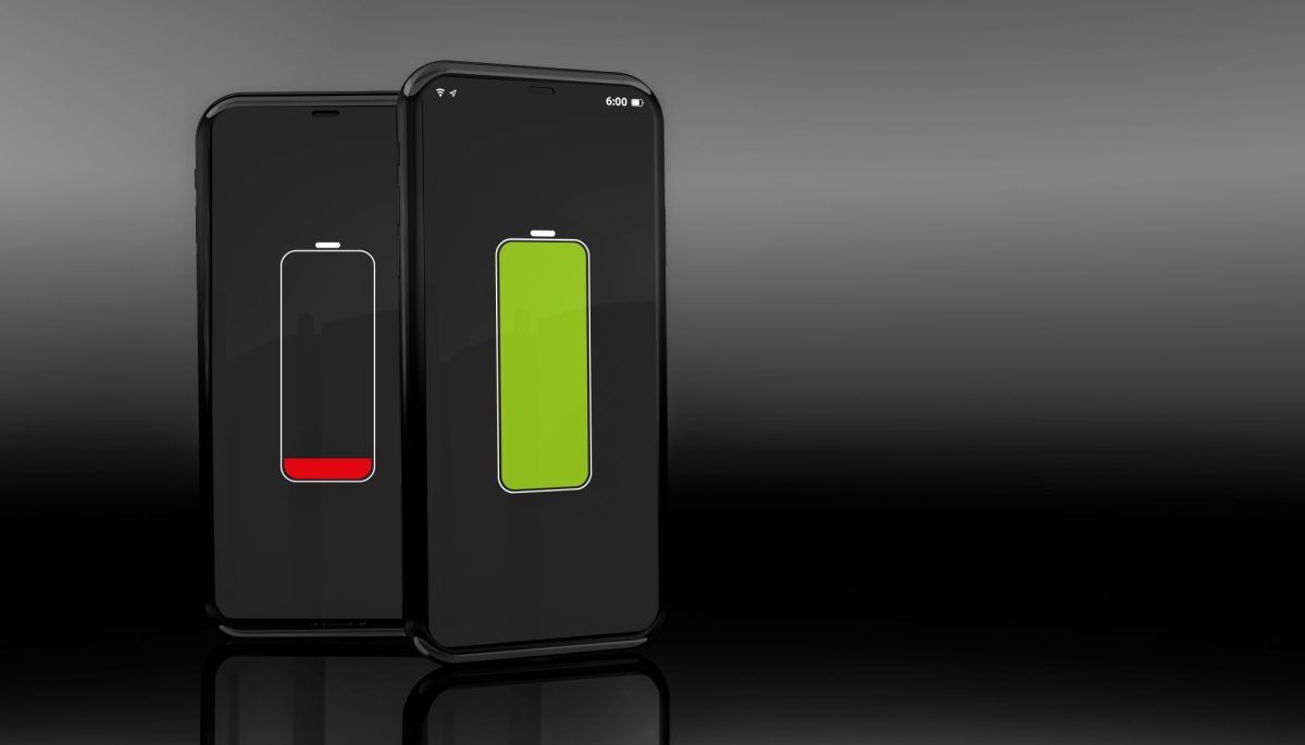 Zwei Smartphones mit leerer und voller Akkuanzeige stehen vor einem schwarzen Hintergrund.