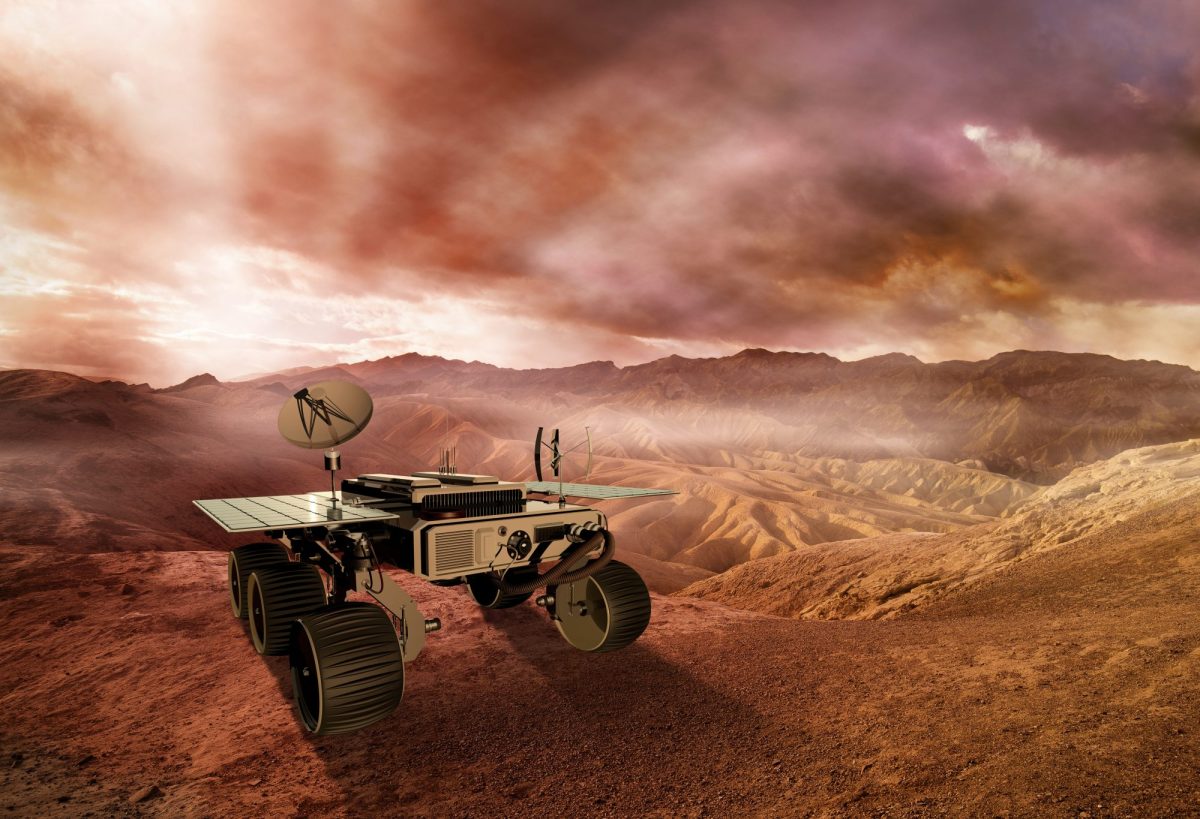 Rover steht auf der Oberfläche des Mars.