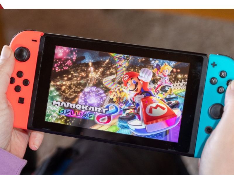 Person hält eine Nintendo Switch