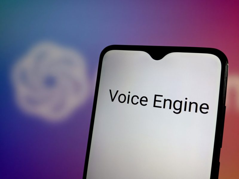 Voice Engine wird auf einem Smartphone Display angezeigt.