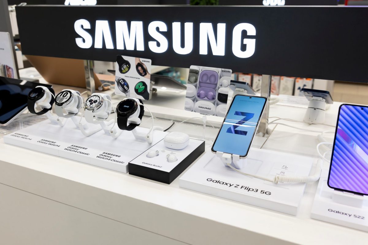 Verschiedene Produkte von Samsung in einer Auslage im Shop.