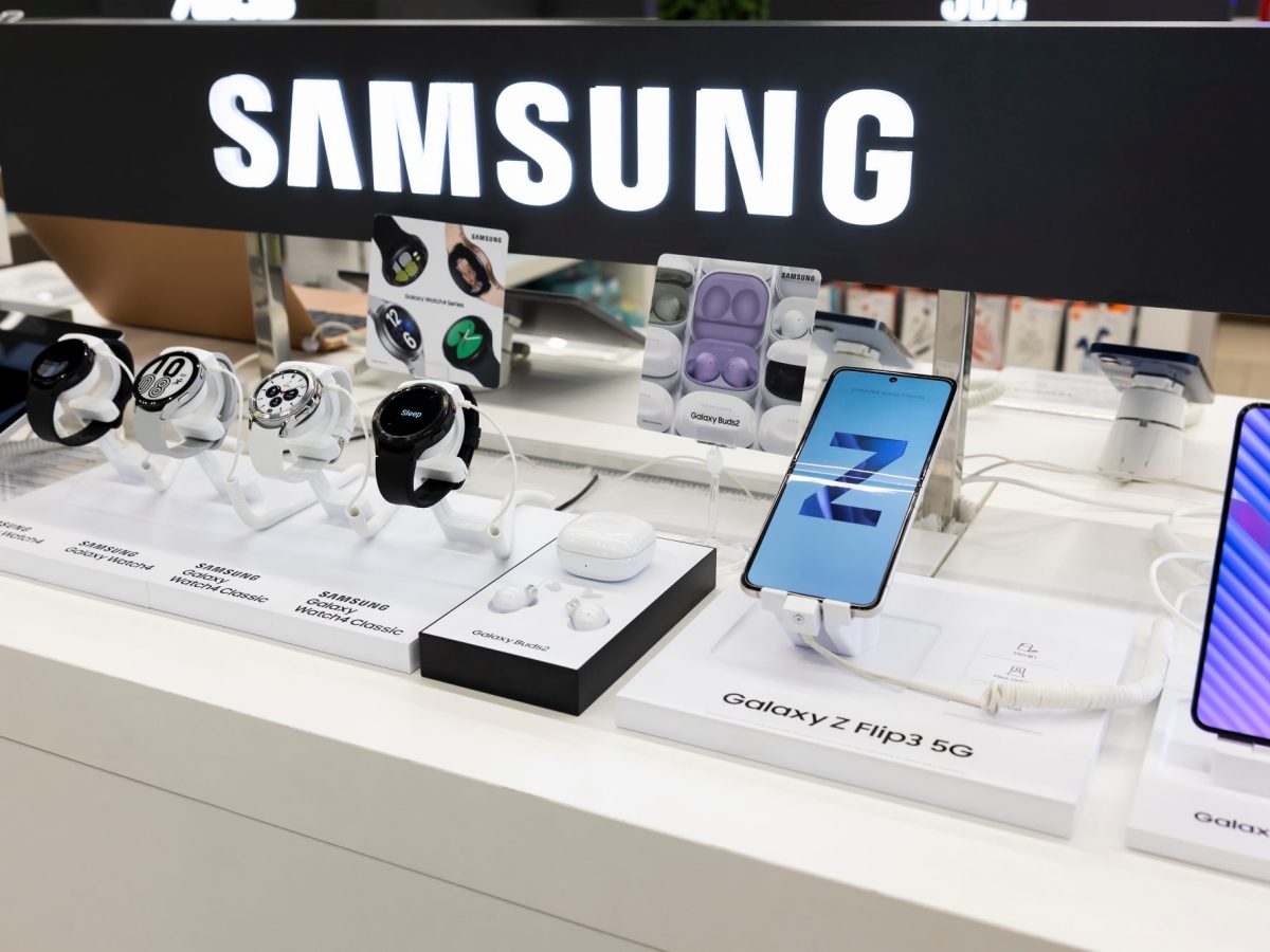 Verschiedene Produkte von Samsung in einer Auslage im Shop.