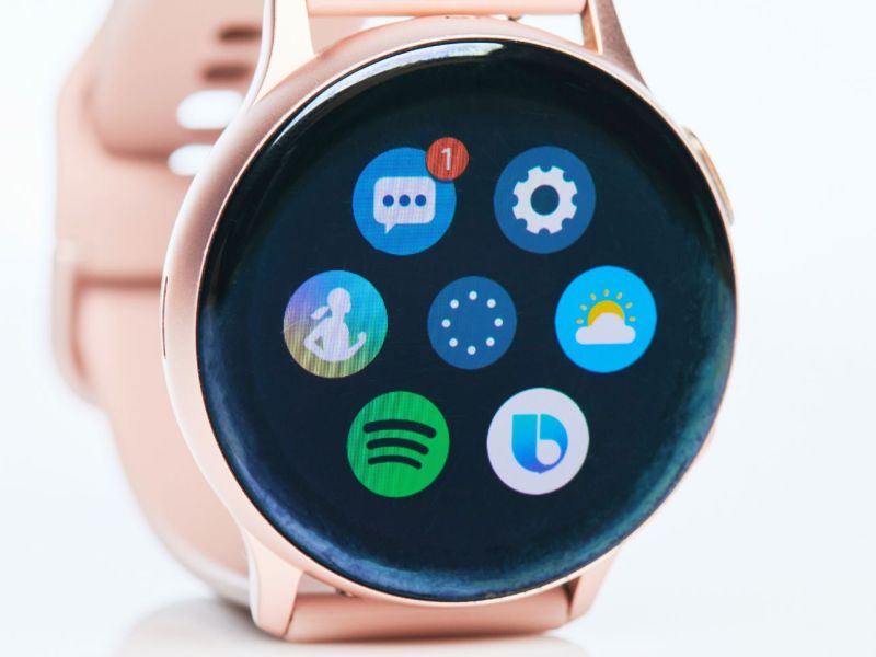 Samsung Galaxy Watch mit aktiviertem Display