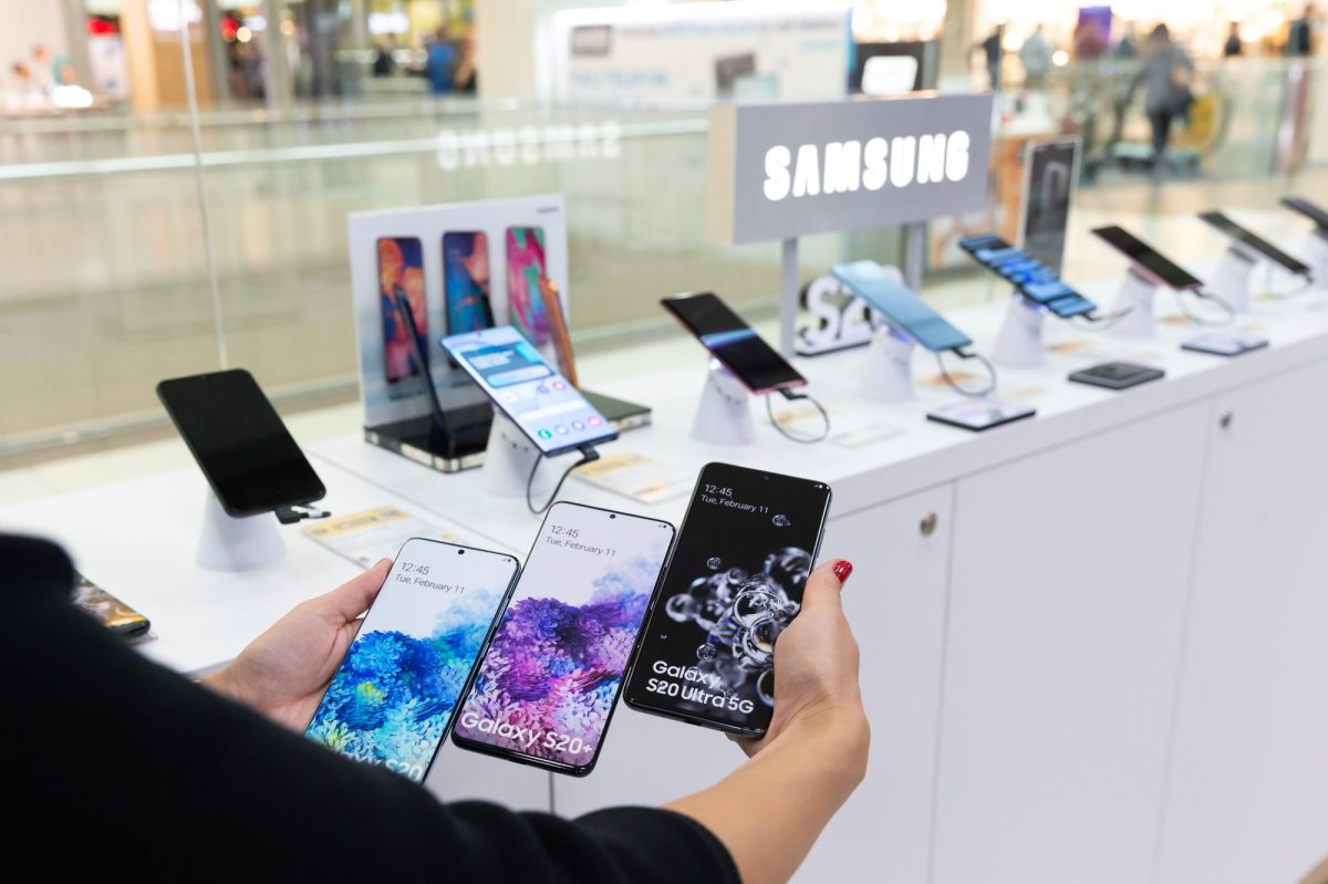 Mehrere Samsung-Handys in einer Ladenauslage.