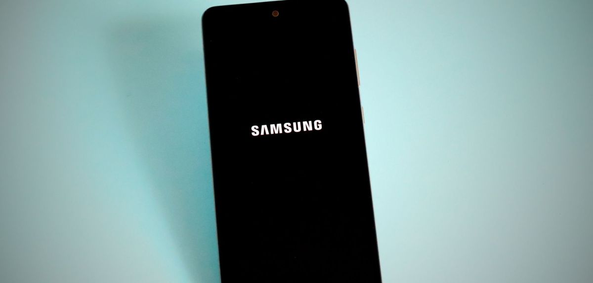 Samsung-Smartphone auf blauem Hintergrund.