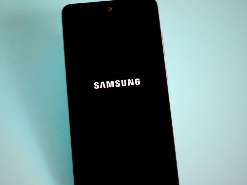 Samsung-Smartphone auf blauem Hintergrund.