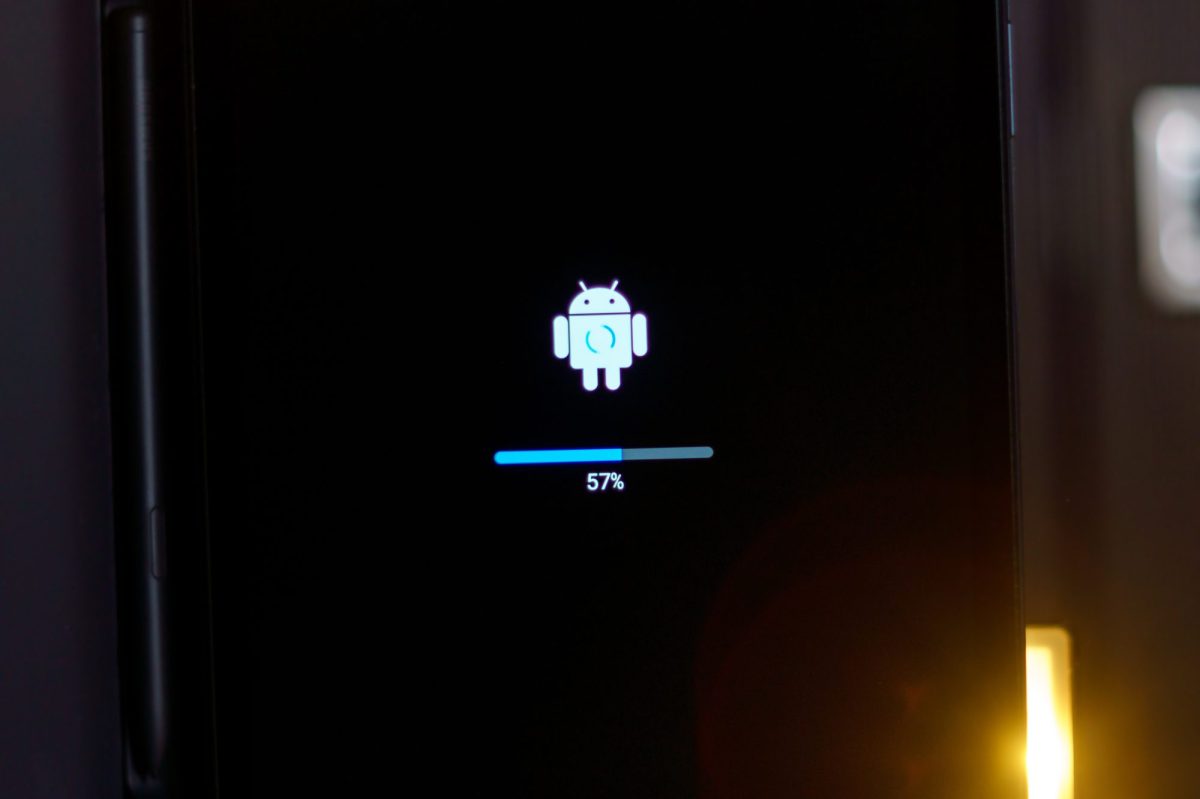 Ein Smartphone führt ein Samsung-Update durch.