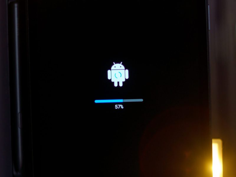Ein Smartphone führt ein Samsung-Update durch.
