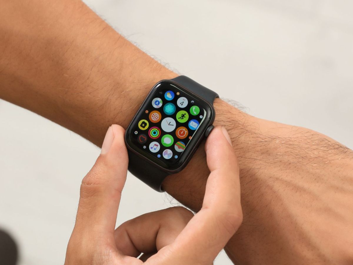 Mann macht Screenshot auf Apple Watch