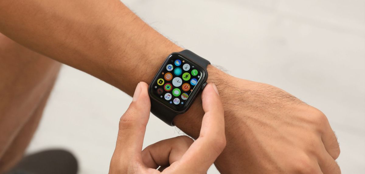 Mann macht Screenshot auf Apple Watch