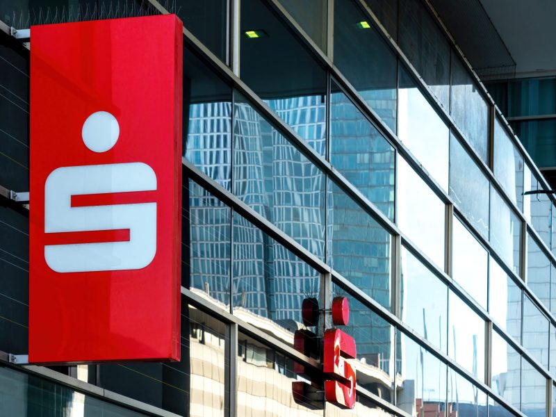 Logo der Sparkasse an der Außenwand eines Gebäudes.