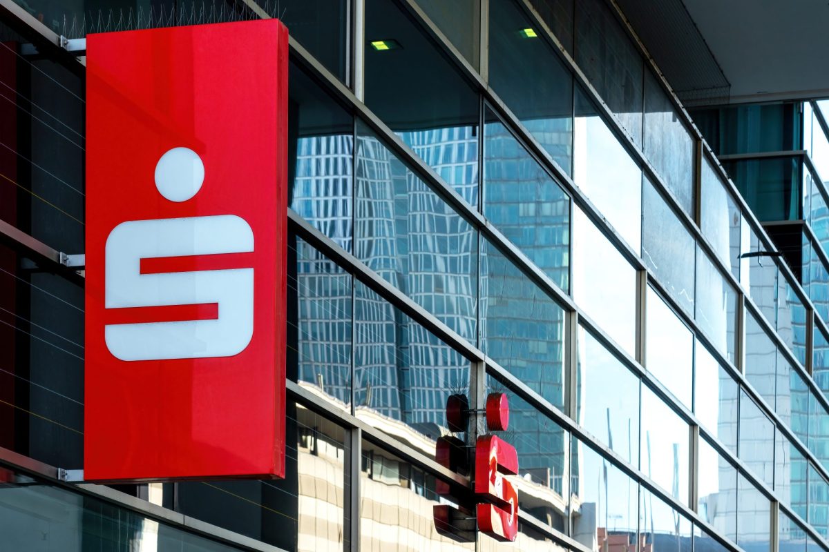 Logo der Sparkasse an der Außenwand eines Gebäudes.