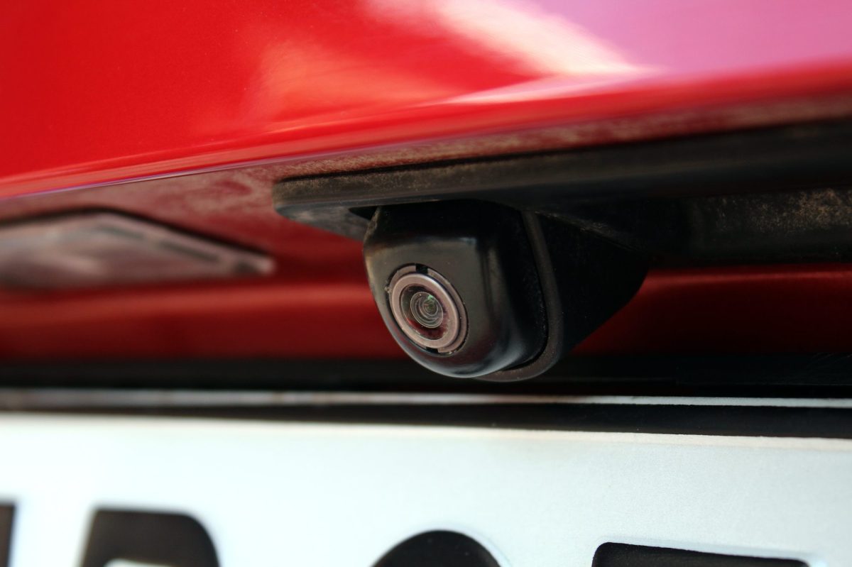 Rückfahrkamera am Heck eines roten Autos