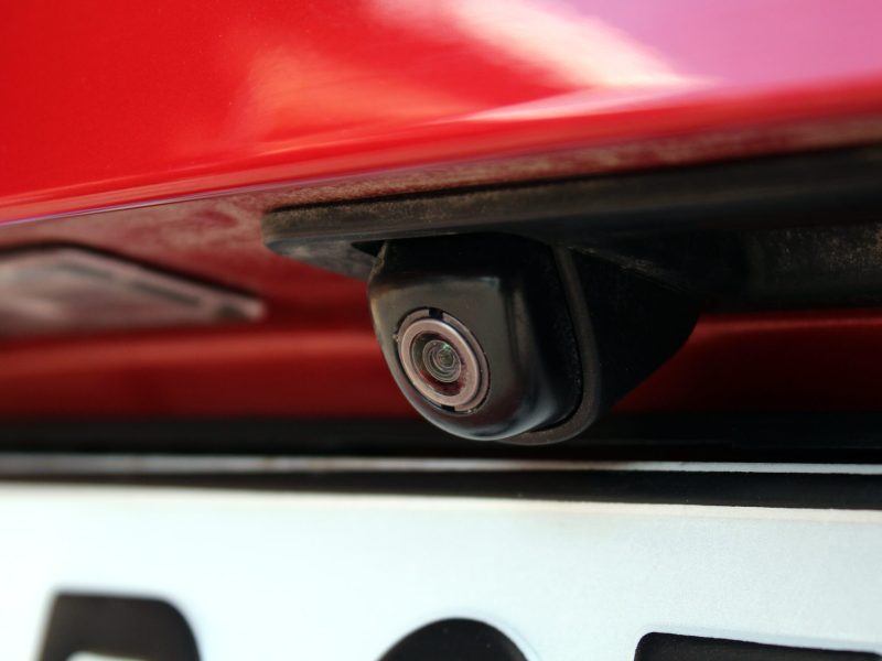 Rückfahrkamera am Heck eines roten Autos