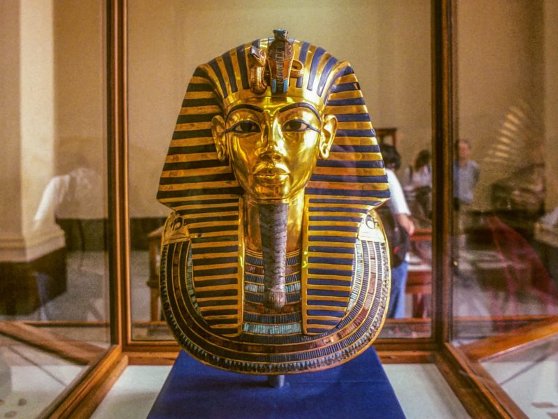 Die Grabesmaske von Tutanchamun in einem Schaukasten im Museum.