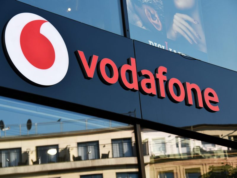 Vodafone-Logo auf Hauswand.
