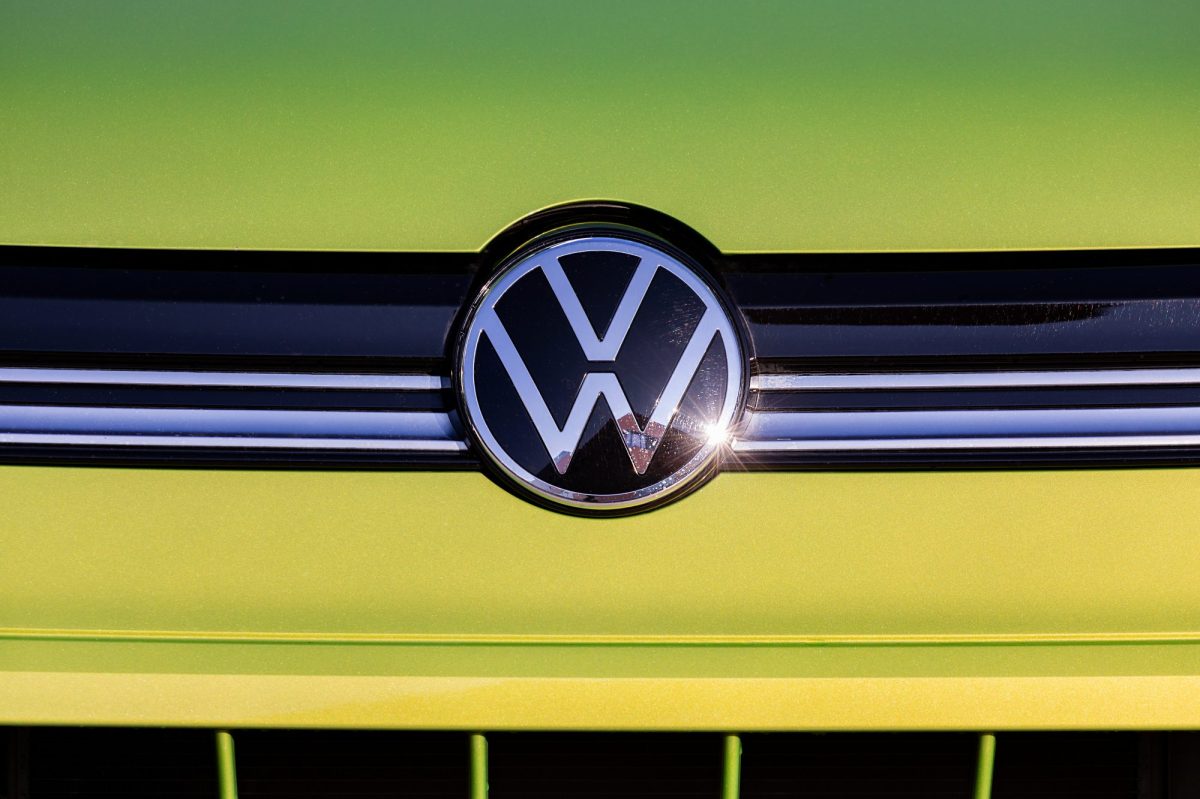 VW-Logo auf einem gelben Auto