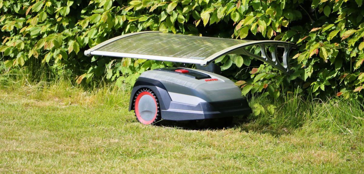 Mähroboter unter einem Dach