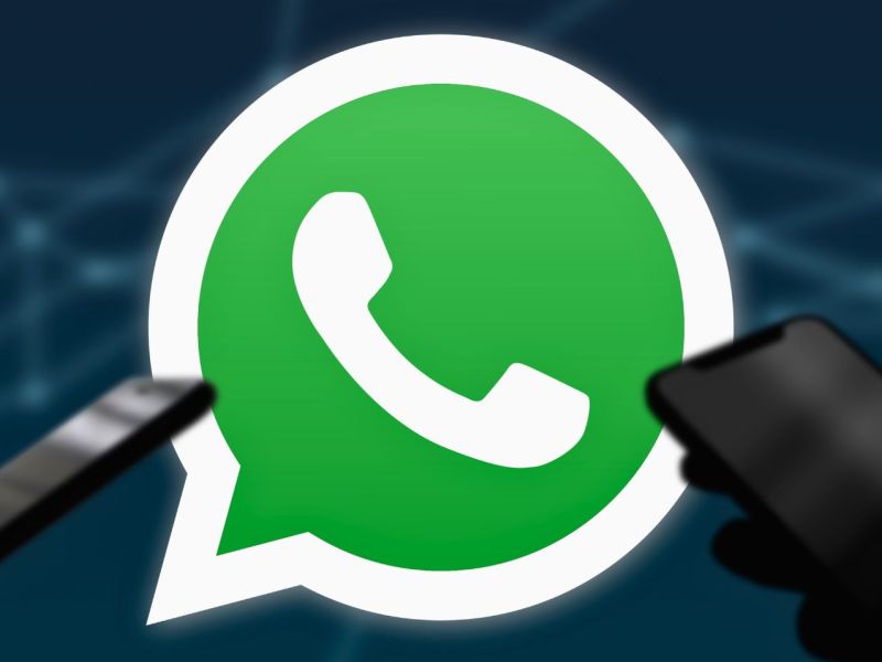 WhatsApp-Logo mit zwei Smartphones