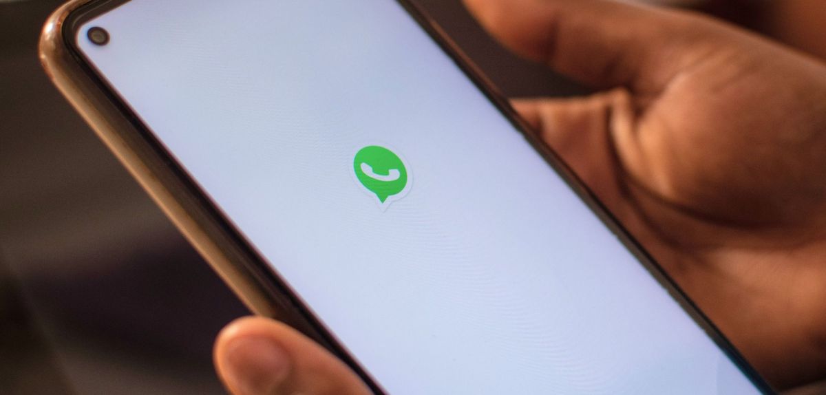 WhatsApp wird auf Smartphone gestartet