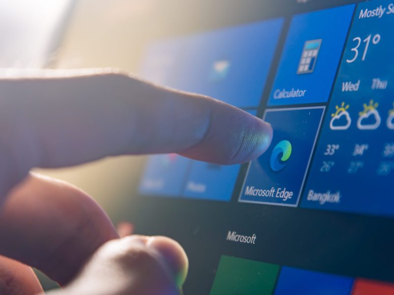 Finger tippt Windows-App auf Desktop an.
