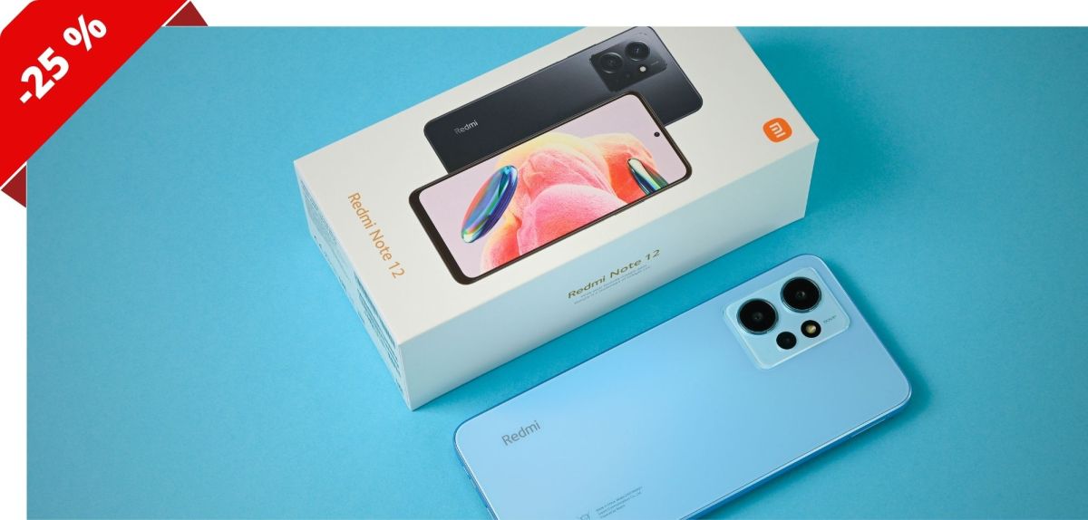 Xiaomi-Handy liegt neben Verpackung auf blauem Hintergrund.