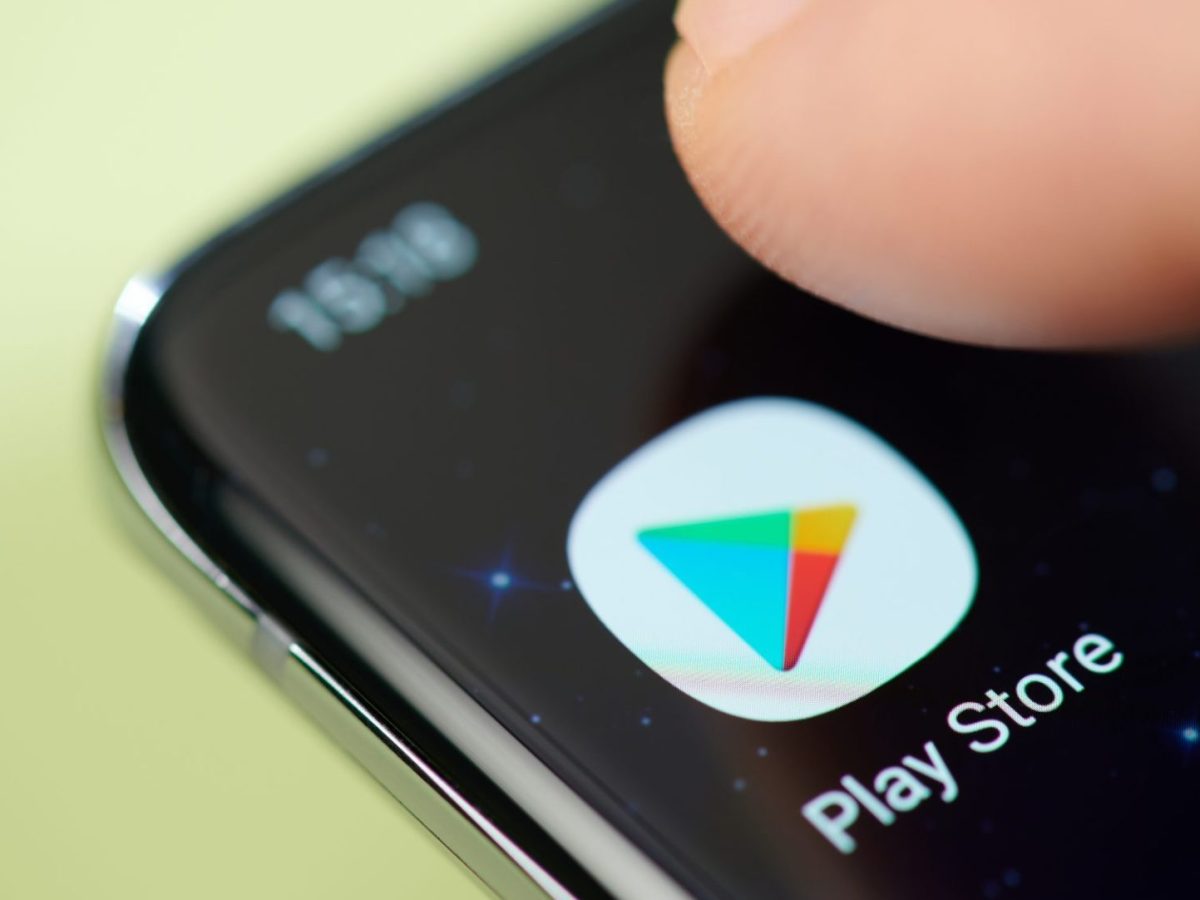 Google Play Store-Android-App wird auf einem Handy-Display angezeigt. Nahaufnahme auf einen Finger, der die App aufruft.