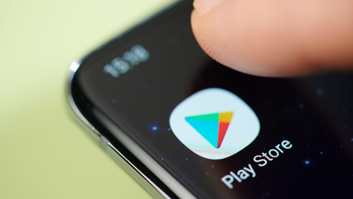 Google Play Store-Android-App wird auf einem Handy-Display angezeigt. Nahaufnahme auf einen Finger, der die App aufruft.