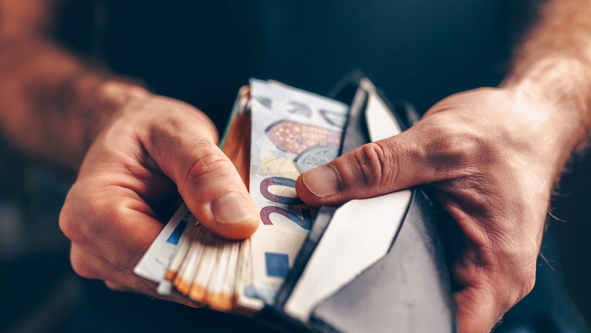 Mann prüft das Bargeld im Portemonnaie