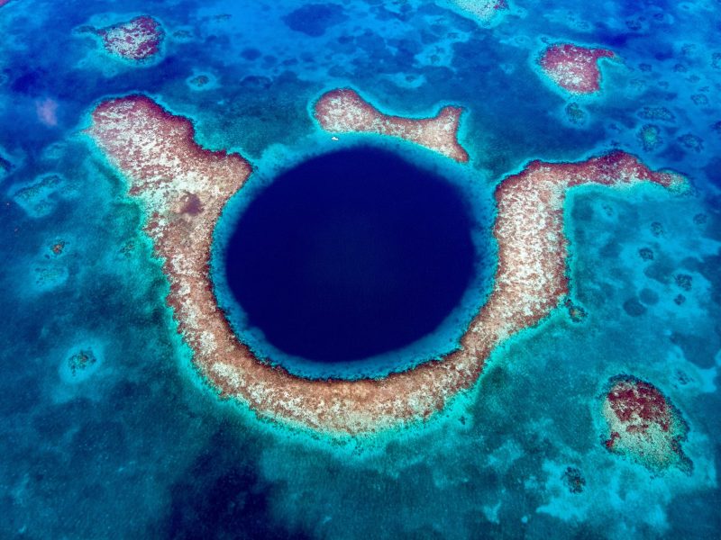 Aufnahmen von einem Blue Hole von oben.