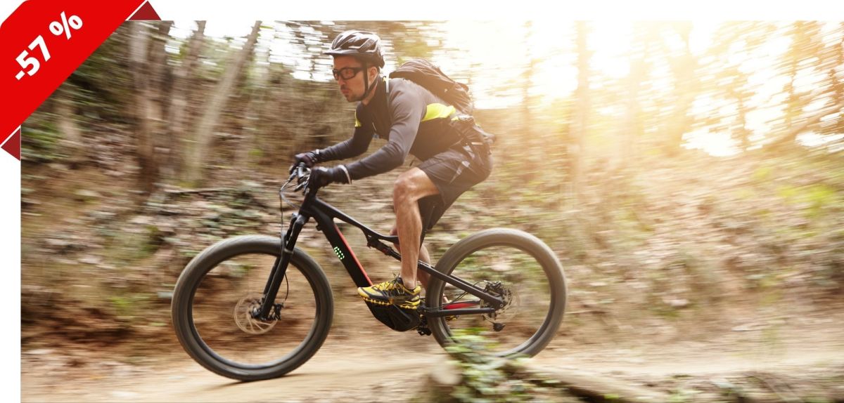 Mann fährt auf einem E-Mountainbike