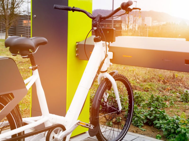 E-Bike an einer Ladestation.