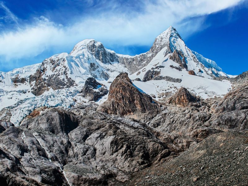 Aufnahme eins Gletschers in den Anden vor blauem Himmel.