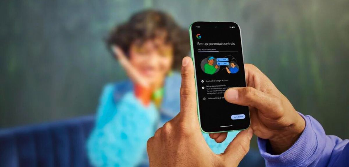 Person mit einem Google Pixel 8a