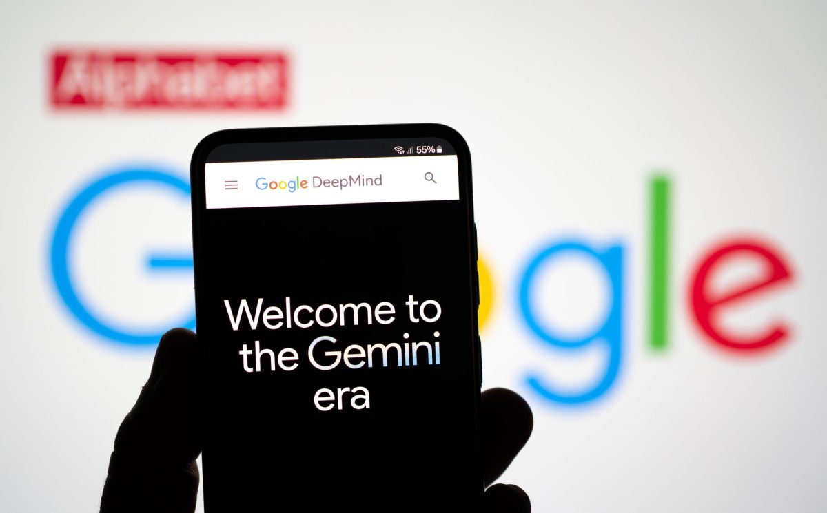 Auf einem Handy-Display steht: Welcome to the Gemini era. Im Hintergrund ist das Google Logo zu sehen.
