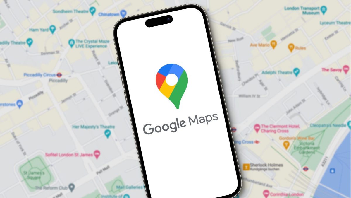 Auf einem Handy-Display wird das Google Maps-Logo angezeigt. Dahinter ist eine Karte zu sehen.