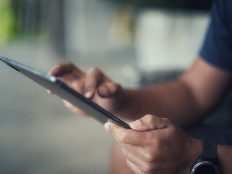 Person mit einem iPad in der Hand