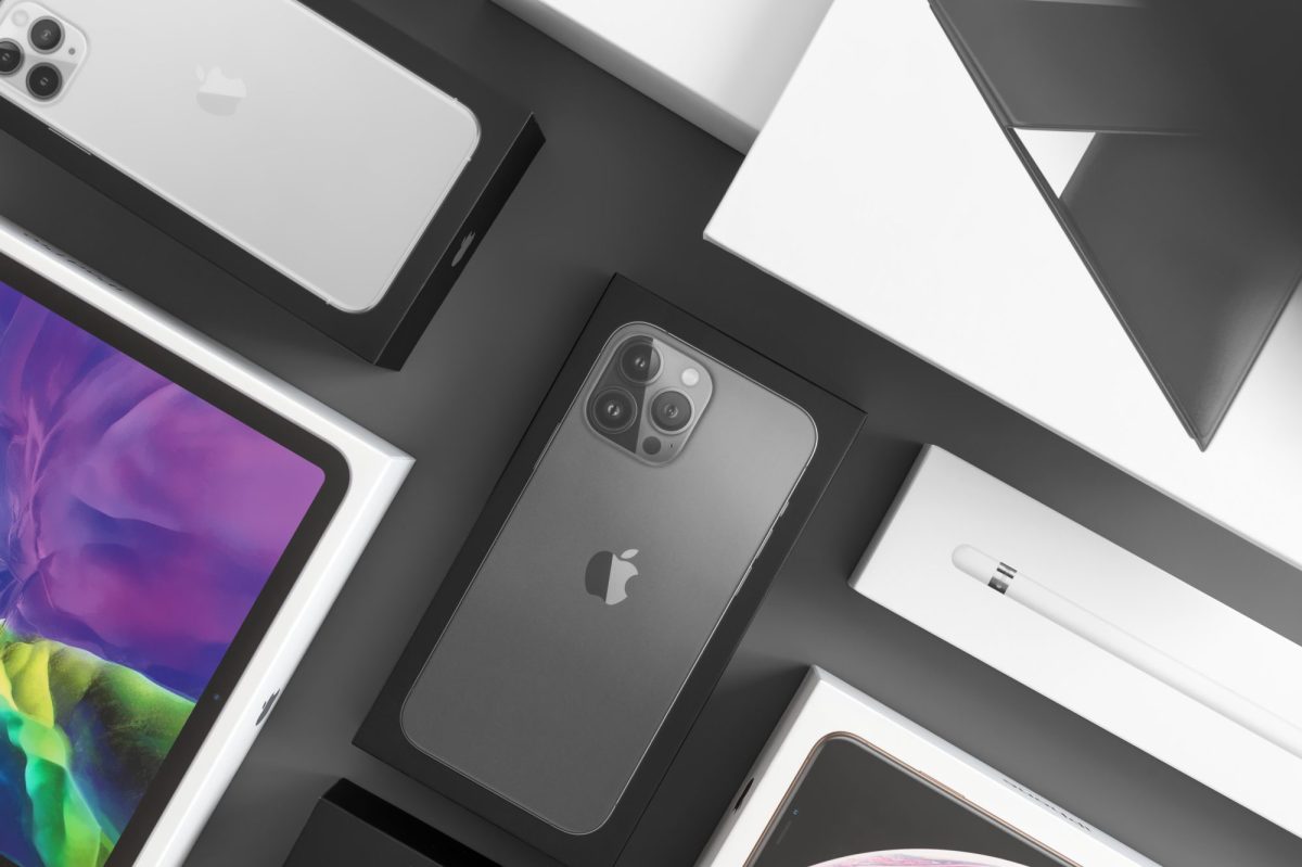 Verschiedene Apple-Produkte liegen auf einem dunklem Untergrund.