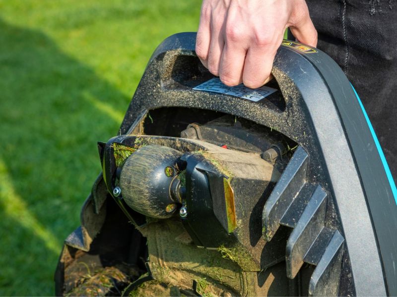 Mähroboter wird gereinigt