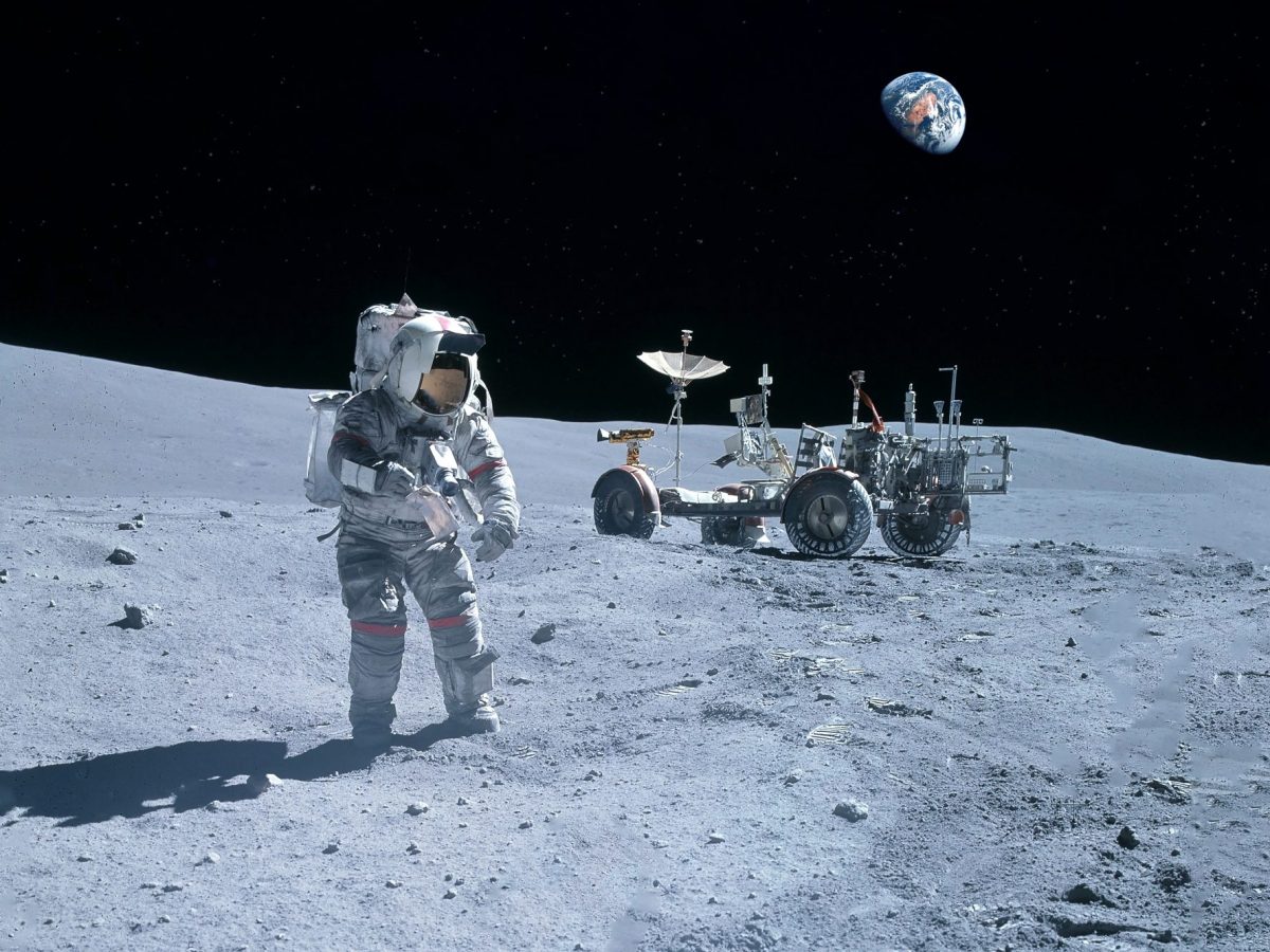 Astronaut in der Nähe eines Rovers auf der Oberfläche des Mondes.